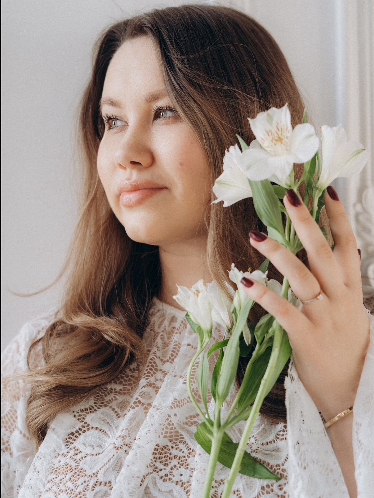 Арина с белыми цветами при дневном свете